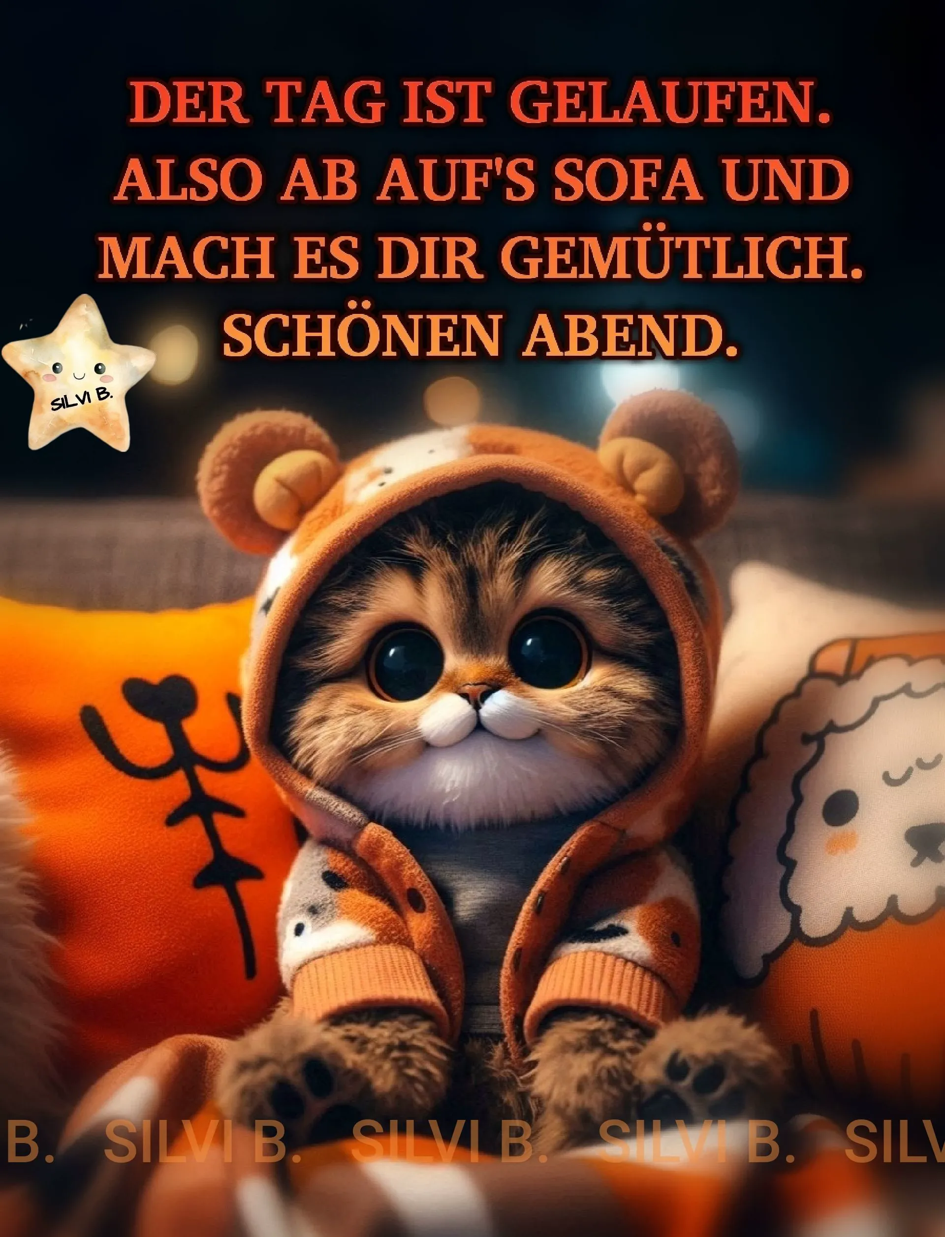 Ein niedliches Katzenbaby im Bärenkostüm auf einem Sofa mit Kissen, im Hintergrund ein dunkler Raum.